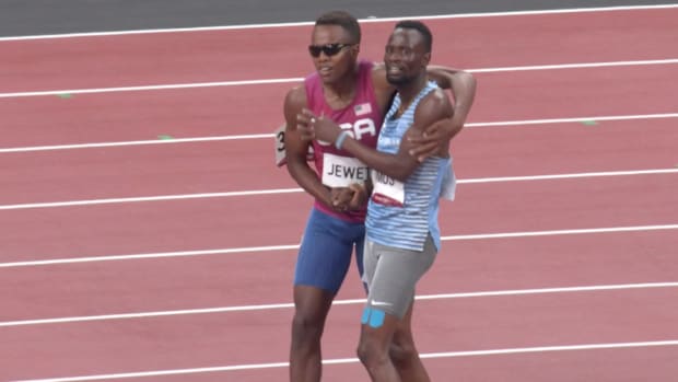 Isaiah Jewett and Nijel Amos fall and get back up together in the Tokyo Olympics 800 meter semifinal